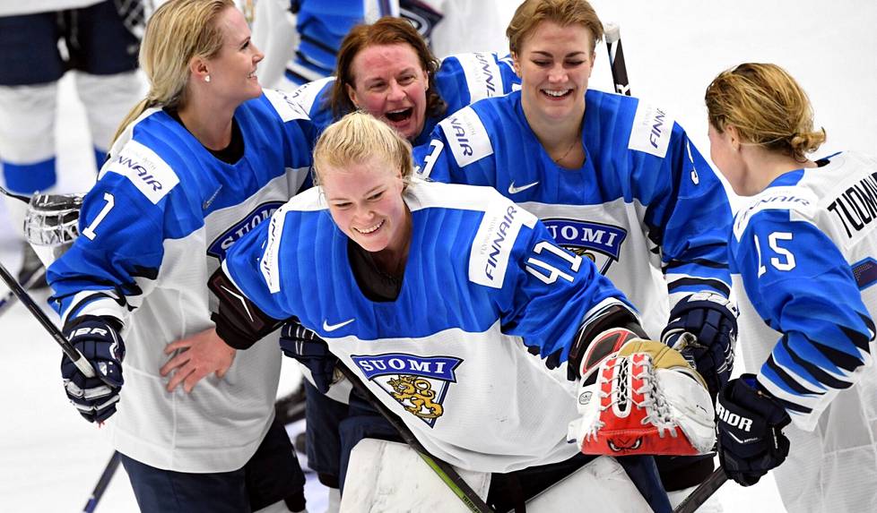 Annina Rajahuhta (vas.), Noora Räty, Riikka Sallinen, Venla Hovi ja Minnamari Tuominen juhlivat välierävoittoa Kanadasta MM-kisoissa Espoossa 2019. 