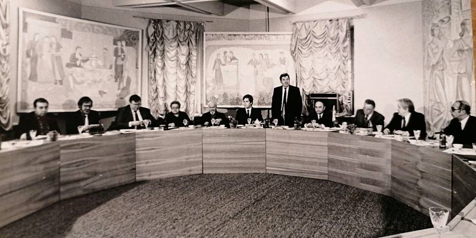 Puitteet Maailma ja Me -lehden toimitusneuvoston kokouksille olivat yhtä mahtipontisia kuin kaikissa Suomen ja Neuvostoliiton korkean tason tapaamisissa. Kokoukset pidettiin virallisen kaavan mukaan, ja maiden ystävyyttä ylistävät puheenvuorot tulkattiin sekä suomeksi että venäjäksi.