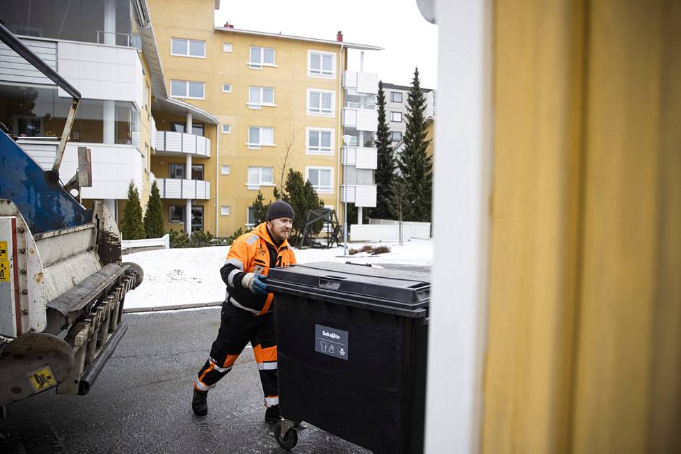 Jäteautonkuljettaja Jani Jalonen teki maanantaina töitä Porin 5. kaupunginosassa. Veikko Lehden auto on liikkeellä kello 6 ja 22 välisenä aikana ja lähes aina käynnissä. Dieseliä kuluu kahdella viikkotankkauksella noin 200 litraa viikossa.
