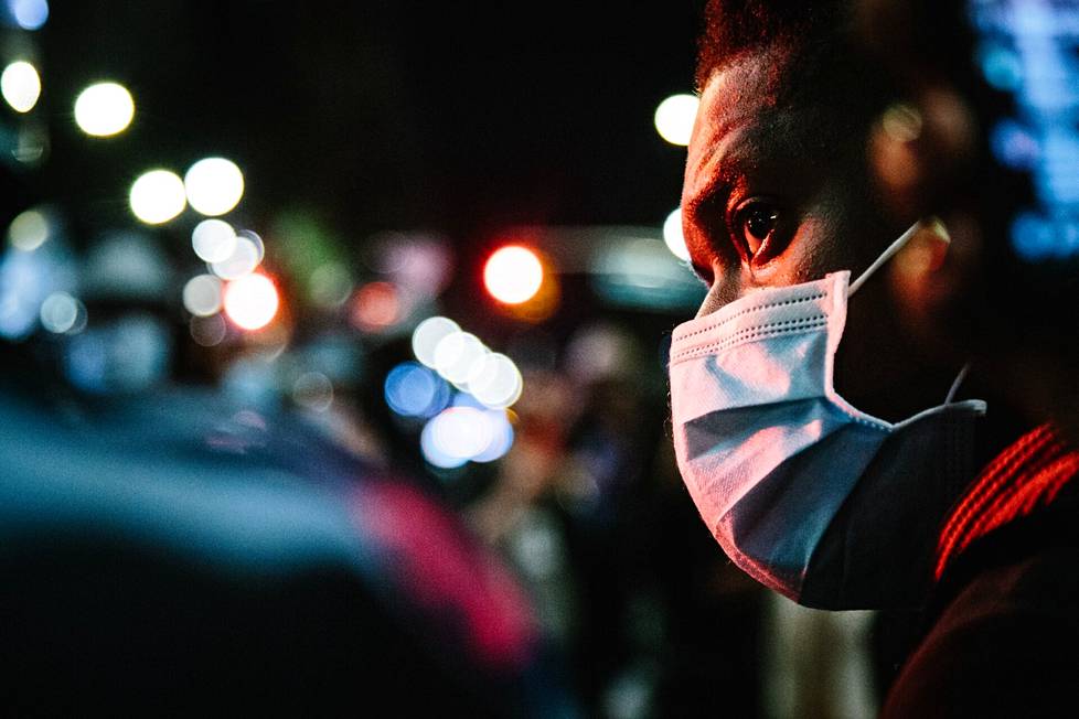 Mies seurasi Black Lives Matter -mielenosoitusta New Yorkissa 5. marraskuuta. Poliisi pidätti kymmenkunta mielenosoittajaa.