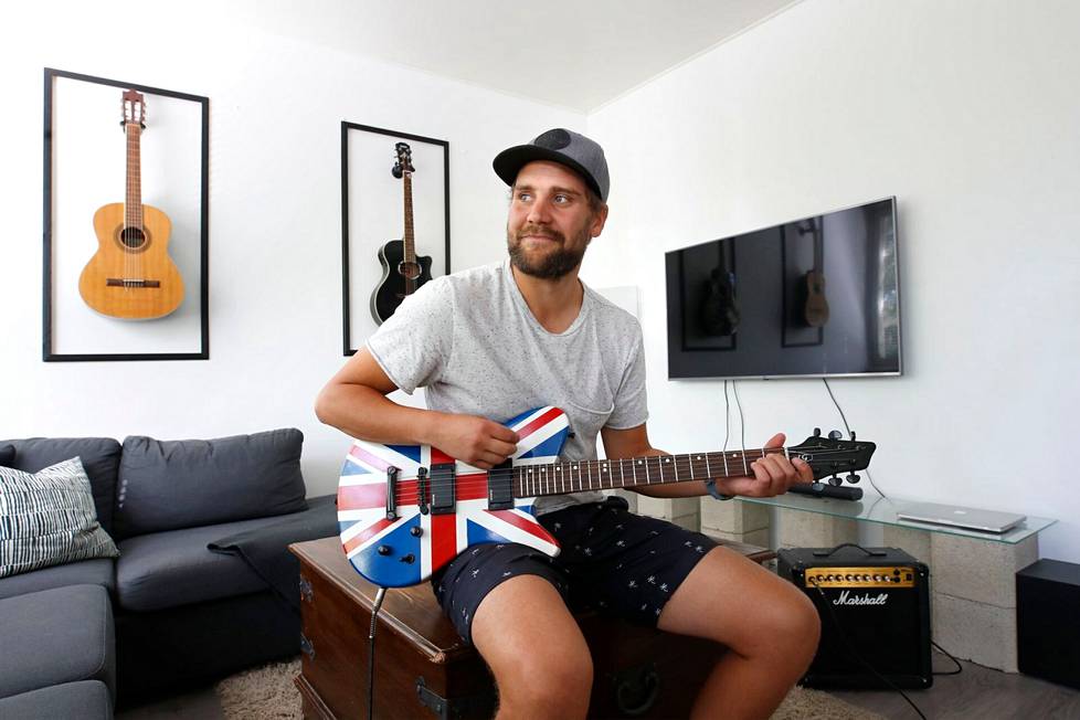 Pesäpallomies Sami Österlund on kasvanut isänsä avulla myös kitaramieheksi. Kerran hänen ystävänsä Joppe Armiakin innostui kitaransoittamisesta.