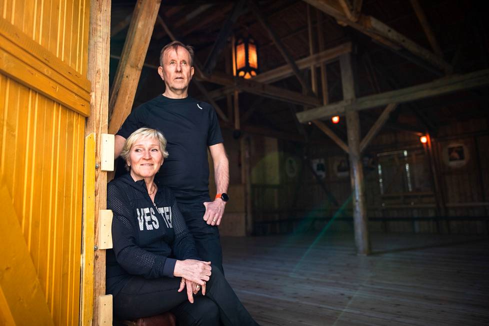 Timo Mäenpää ja vaimonsa Marja Selander ovat järjestäneet tanssitapahtumia eri puolilla Pirkanmaata. Nyt he luotsaavat Hämyslasvan kesätansseja. Lava on Tottijärven Urheilijoiden omistuksessa. 