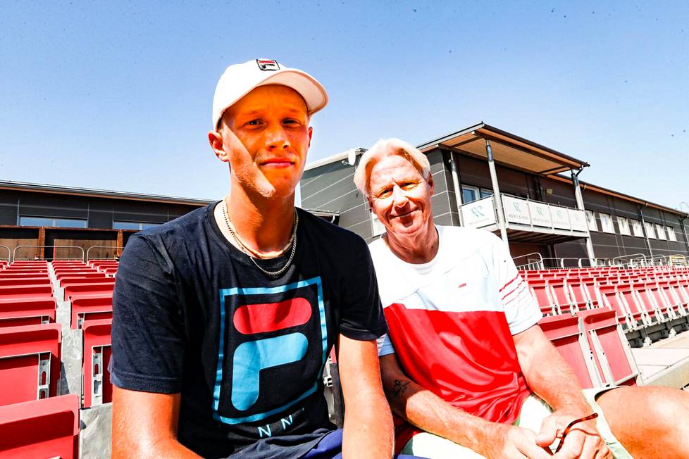 Björn Borg (oikealla) poikansa Leon kanssa Tampere Openissa kesällä 2021.