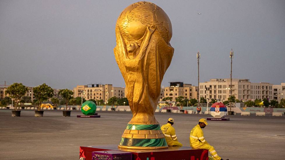 Jalkapallon MM-kilpailut alkavat Qatarissa 20. marraskuuta Kisat kestävät 29 päivää ja päättyvät 18. joulukuuta. Kuva finaalinäyttämö Lusail-stadionin ulkopuolelta.
