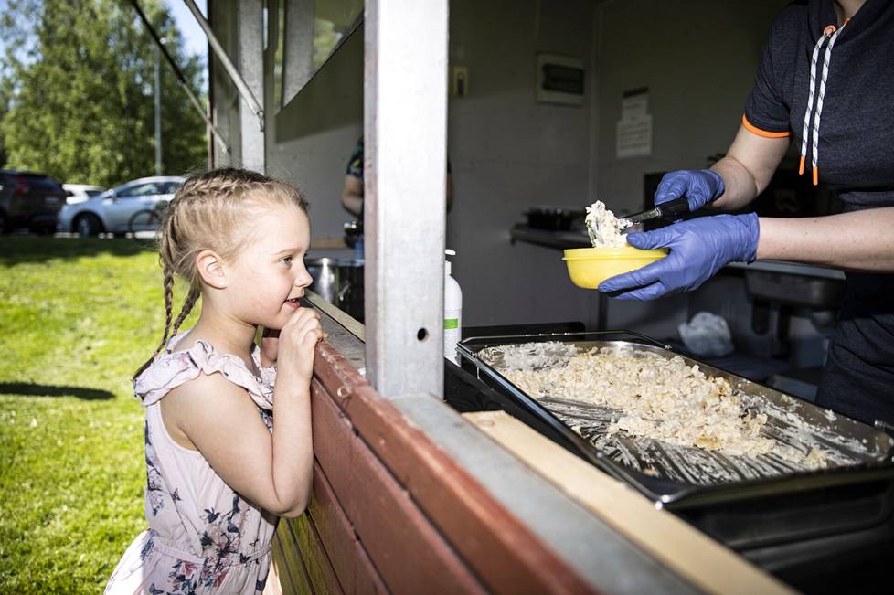 7-vuotias Niia Kivipensas tuli siskonsa ja äitinsä kanssa Kaukajärvelle puistoruokailemaan. Ilmaiset puistoruokailut alkoivat tiistaina neljällä eri uimarannalla Tampereella.