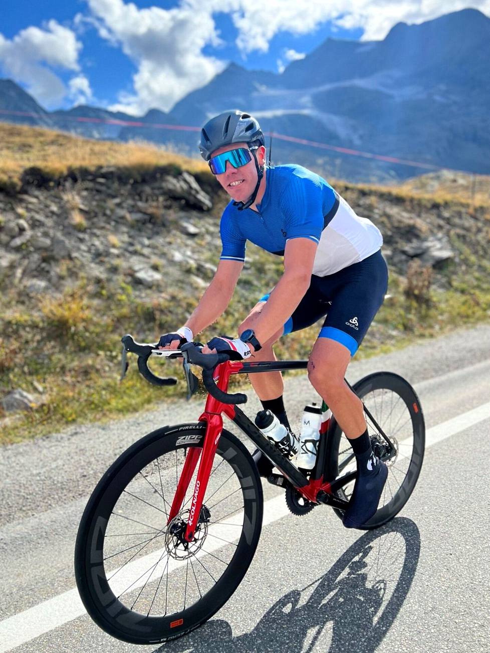 Markus Vuorela pyöräilemässä Berninasolan maisemissa Italian ja Sveitsin rajalla.