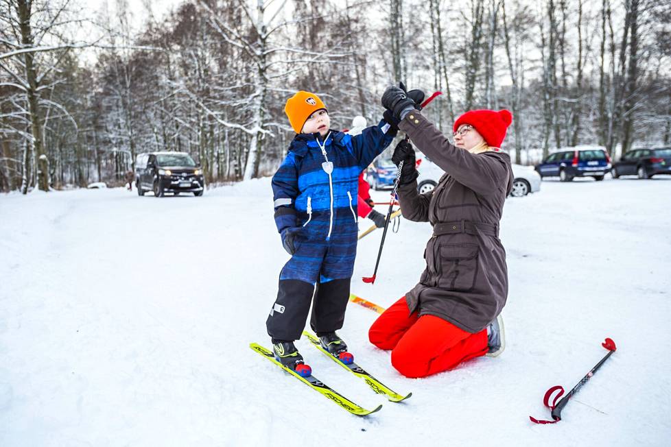 Luonnonlumille pääsee viimein hiihtämään Valkeakoskellakin. Jonna Metsäkylä auttaa hiihtovarusteet pojalleen Jomi Haaparannalle Lotilanjärven parkkipaikalla. Kohta kuusivuotias Haaparanta sai joulupukilta lahjaksi suksivarusteita pieneksi käyneiden tilalle. Tappara-fani kertoo hiihtäneensä kuluvan talven aikana jo parisen kertaa – aikaisemmin testissä oli Korkeankankaan ensilumenlatu, nyt vuorossa on Lotilanjärven latu.
