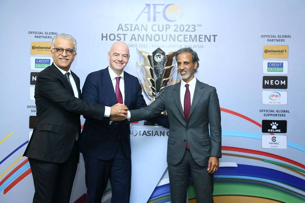 Aasian jalkapalloliiton puheenjohtaja Salman bin Ebrahim Al Khalifa (vasemmalla) Fifan puheenjohtaja, Gianni Infantino ja Qatarin jalkapalloliiton puheenjohtaja Hamad bin Khalifa Al Thani kättelivät, kun Aasian mestaruuskilpailut annettiin Qatarille vuodeksi 2023.