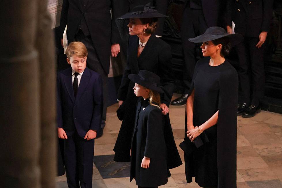 Walesin prinsessa Catherine, Sussexin herttuatar Meghan, prinssi George ja prinsessa Charlotte mustiin pukeutuneina kuningattaren hautajaisissa Westminster Abbeyssa.