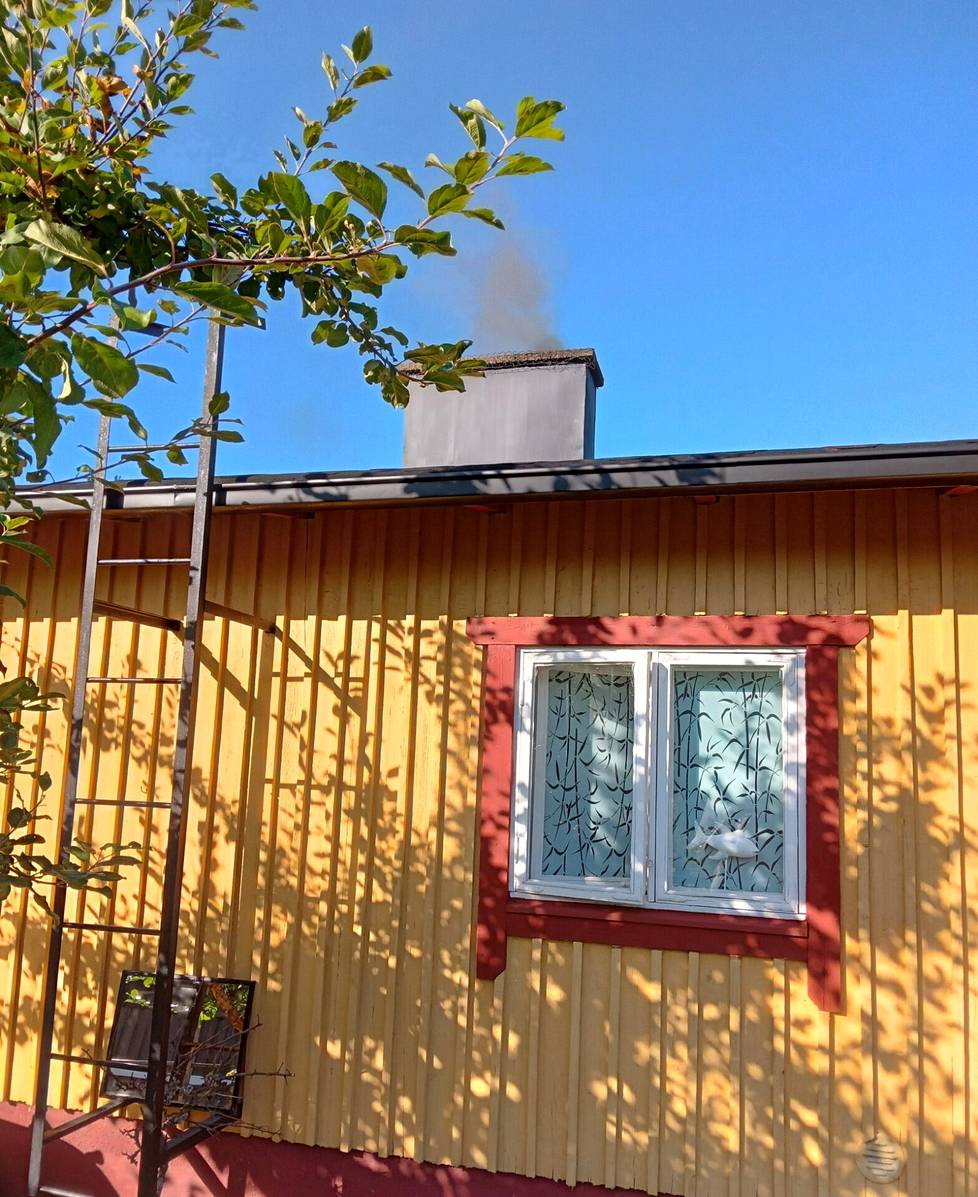 Kaunis kesäilta Harjavallassa: pihasaunan lämpöä odotellessa.