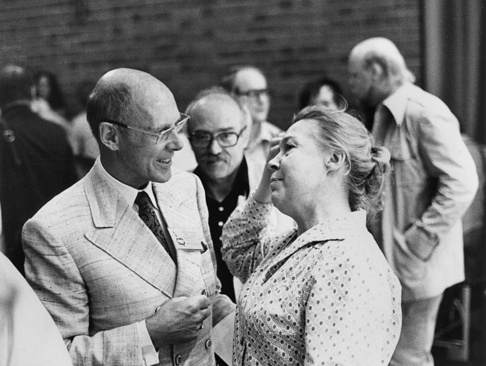 Göran Schildt ja Elissa Aalto Alvar Aalto Symposiumissa 1980-luvulla. 