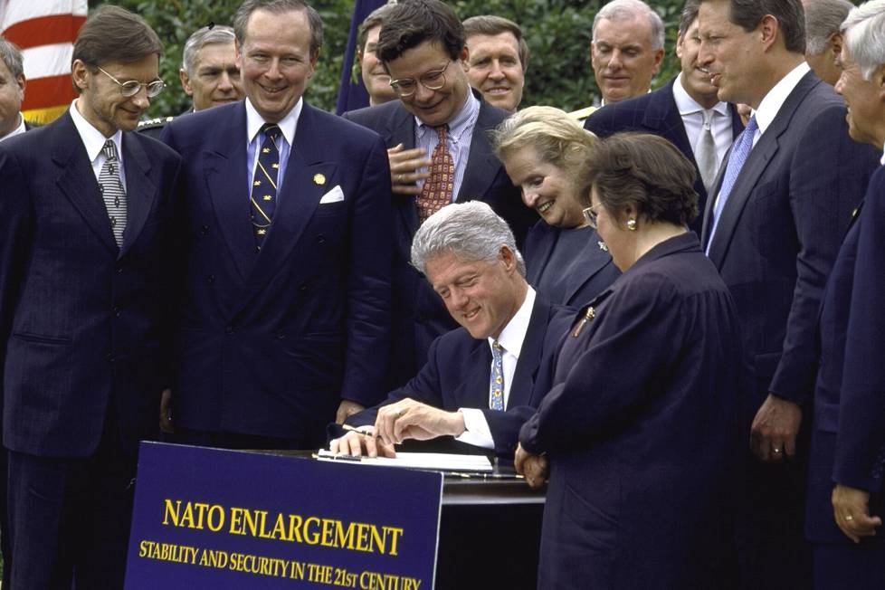 Presidentti Bill Clintonin aikakaudella sotilasliitto Nato laajentui merkittävästi. Suomellekin Nato-ovi olisi ollut auki jo 1990-luvulla.