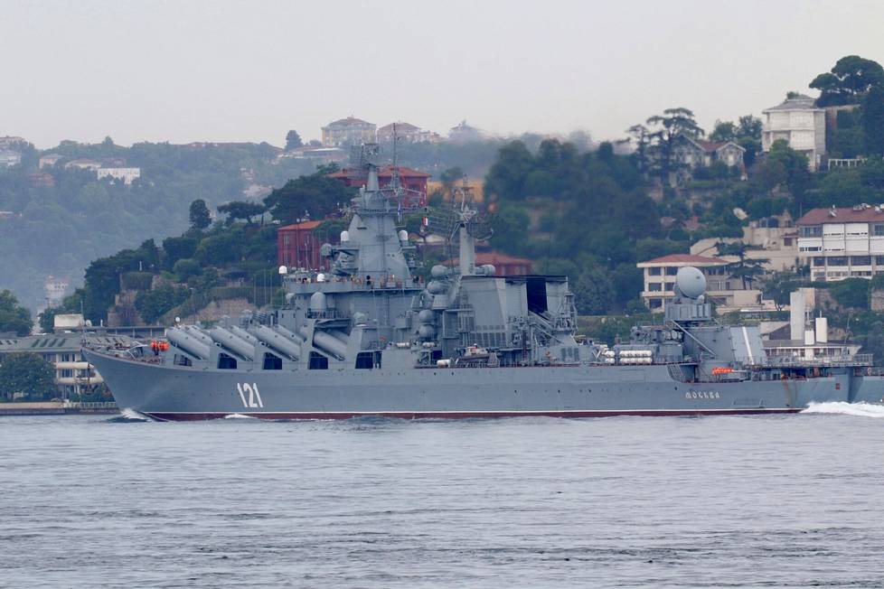 Venäjän Mustanmeren laivaston Moskva-risteilijä upposi 15.huhtikuuta. Se oli Mustanmeren laivaston lippulaiva, jossa oli yli 500 henkilön miehistö. Kuvassa Moskva Istanbulissa heinäkuussa 2021.