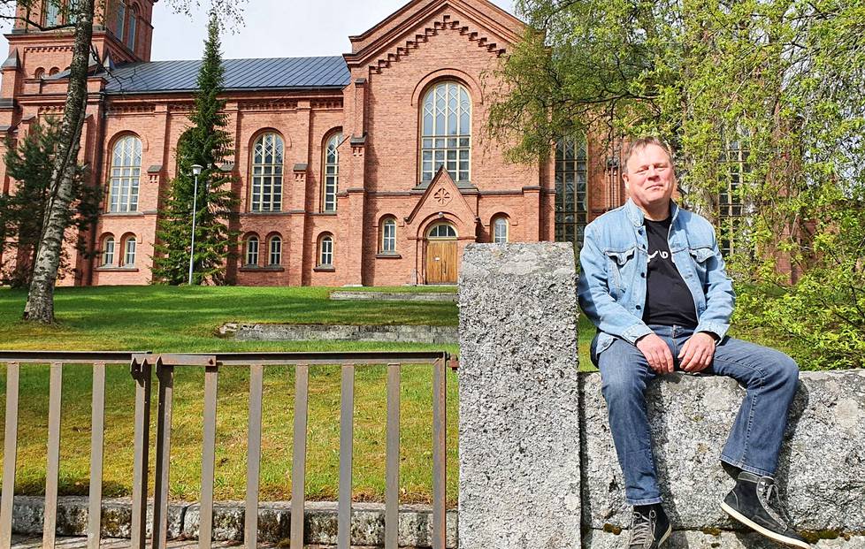 Keuruun kirkkoherra Ossi Poikonen on irtisanoutunut toukokuun alussa virastaan, jota hän on hoitanut vuodesta 2004 alkaen. Eläkkeelle hän jää 1.11.2021. 