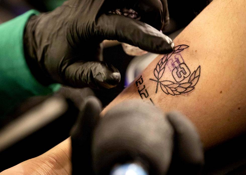 Max Verstappenin fani hankki Amsterdamissa maailmanmestaruuden kunniaksi tatuoinnin.