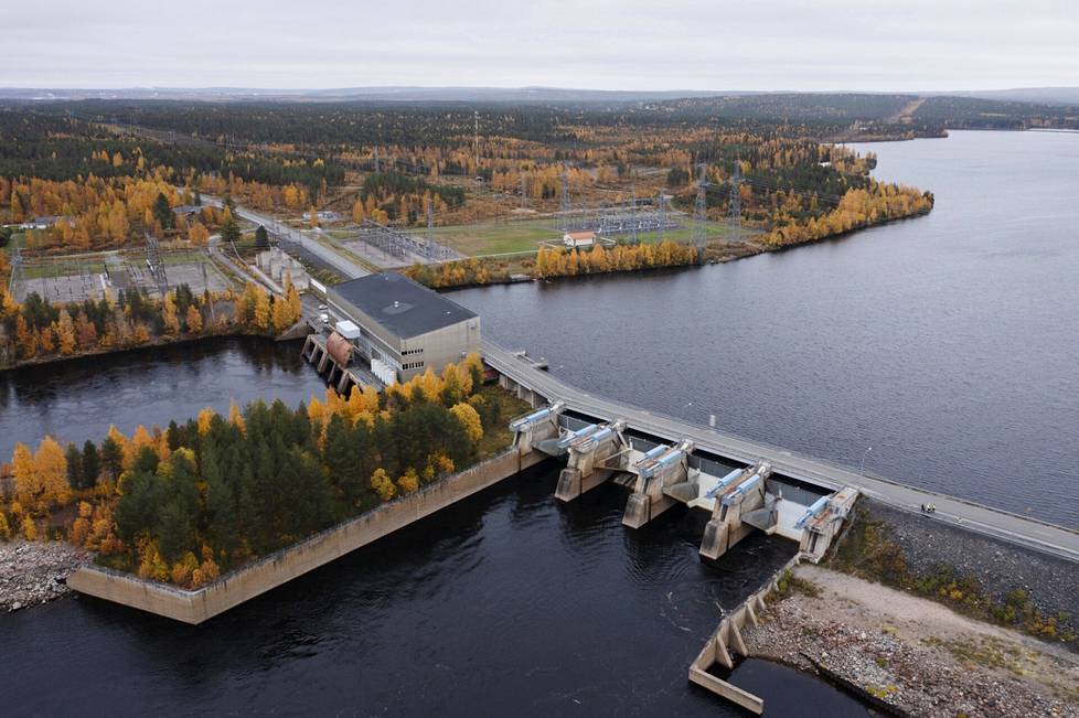 Valajaskosken voimala on yksi Kemijoen kahdeksasta vesivoimalasta. Kun voimala on käynnissä, kuvan alaosassa olevat juoksutusluukut ovat kiinni.