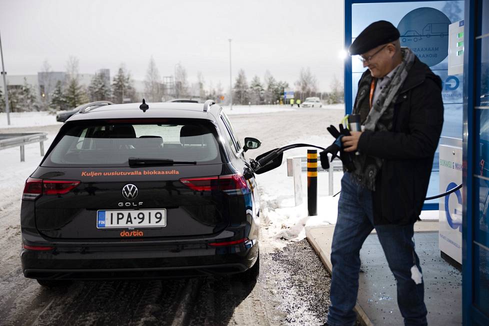 Avainasiakkuuspäällikkö Kari Winqvist tankkasi kaasua Vantaalla Gasumin asemalla.