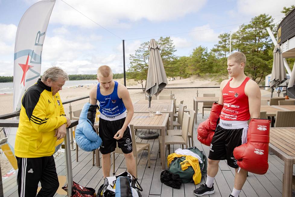 Lasse Seppälä on nähnyt porilaisessa nyrkkeilyssä kaiken, muttei hänkään vielä hiekkanyrkkeilyä. Sinistä hanskaa pitelee Porin NMKY:n 16-vuotias Aapo Lehtonen ja punaisia hanskoja Topias Vaittinen, 23.