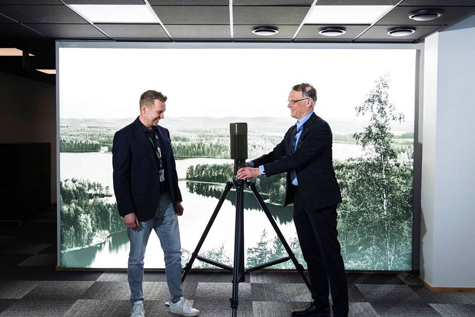 Tuotekehitysjohtaja Jani Pelkonen ja Suomen maajohtaja Anders Gardberg ovat innoissaan Saabin Tampereen teknologiakeskuksessa kehitetystä Sirius Compact -sensorista eli tutkanpaljastimesta.