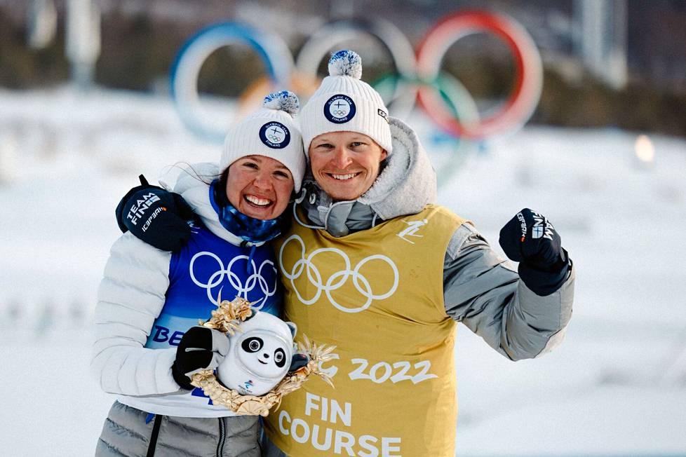Kerttu Niskanen ja Juho Mikkonen halasivat Pekingin olympialaisissa viime talvena.