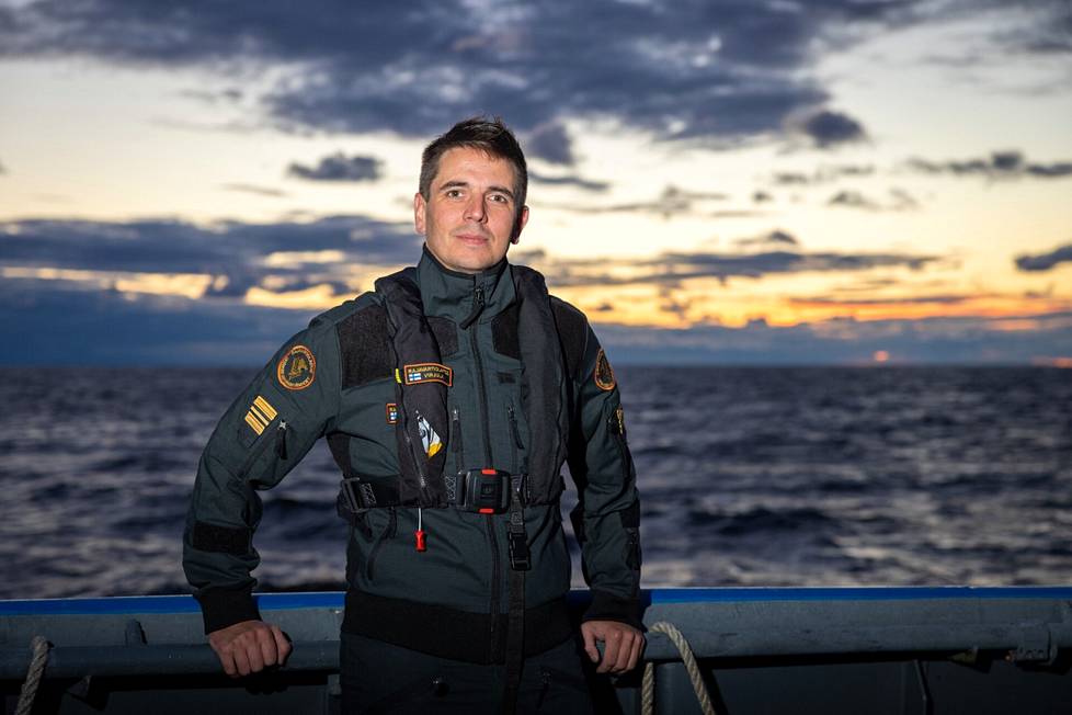 Vartiovuoron päällikkö, 1. upseeri Aku Virjula sanoo, että vartiolaiva Tursas täydentää kiinteiden valvontavälineiden keräämää tietoa merellä liikkujista kuten Rajavartiolaitoksen muutkin pinta- ja ilma-alukset.