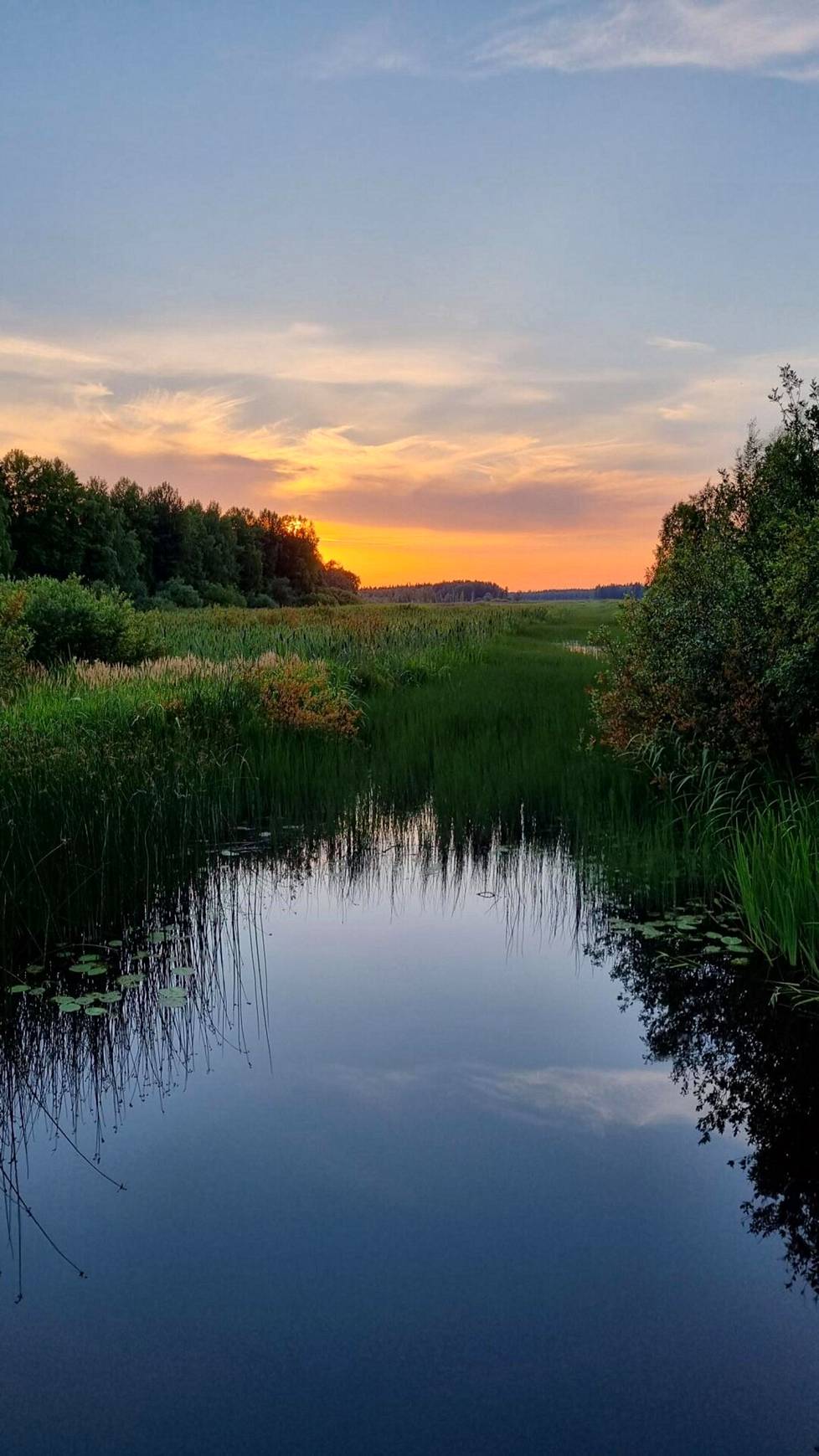 ”Harjavallan Pitkälläjärvellä heinäkuisena iltana oli pakko pysähtyä kuvaamaan upea maisema”, sanoo Margit Kurru.