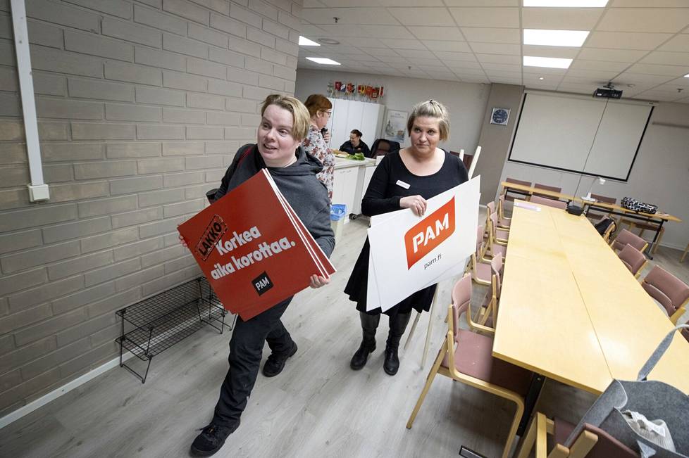 PAMin Porin-osaston puheenjohtaja Riikka Salminen ja Taina Haanpää keräsivät materiaalia vietäväksi aamuvarhain lakkovahdeille Porin Prismojen ja Citymarketien edustoille.