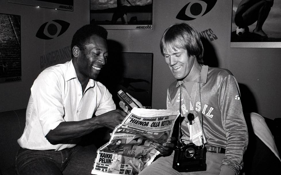 Pelé ja Juha Tamminen TV Bandeirantesin studiossa MM-kisojen televisiokeskuksessa kesäkuussa 1986. Tamminen näytti Pelélle Iltalehteä.