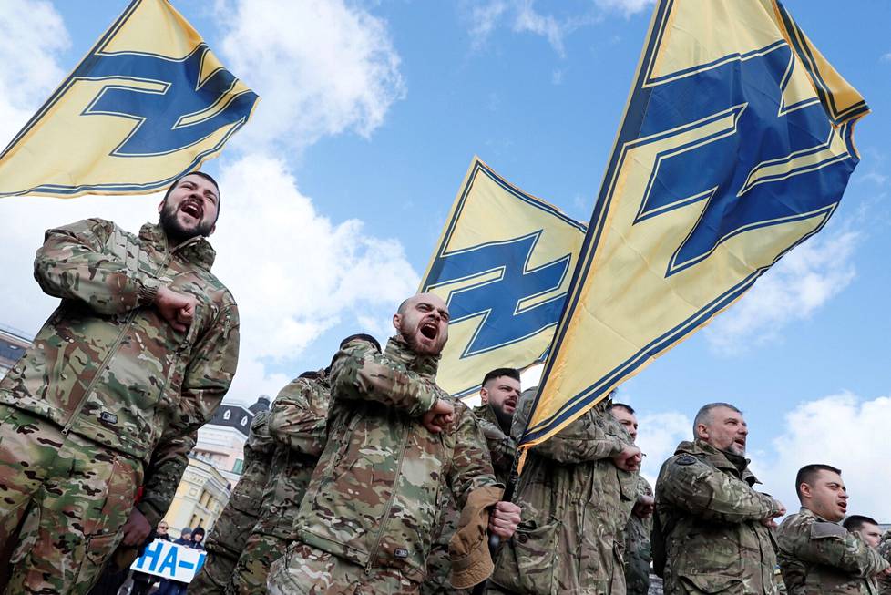 Azov-rykmentin taistelijat osoittivat mieltä Kiovassa maaliskuussa 2020-