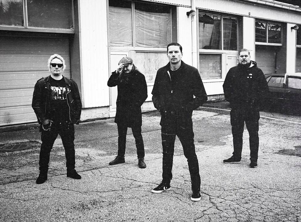 Yksi Combat Rock Industry -levy-yhtiön tunnetuimmista bändeistä, punkyhtye Wasted täyttää tänä vuonna 25 vuotta. Miikka Järvinen (rummut), Tuomas ”Jamppa” Järvinen (basso), Ville Rönkkö (kitara ja laulu) ja Antti Rönkkö (kitara) uskovat bändin suosion perustuvan siihen, että yhtye on aina pyrkinyt trendikkyyden sijaan olemaan oma itsensä ja tekemään sitä, mikä tuntuu hyvältä. Tampereella bändi nähdään keikalla 5.12., ja uusi albumi julkaistaan keväällä. 