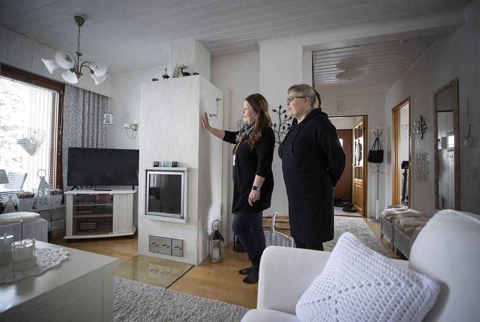 Porin Huoneistokeskuksen myyntijohtaja Auli Brander (vasemmalla) myy Riitta Peltoniemen paritalokotia Porin Toejoella. Siistikuntoisen neljän huoneen ja 80 neliön asunnon myyntihinta on 129 000 euroa. Kohde tuli pari viikkoa sitten myyntiin, koska Peltoniemi vaihtaa paikkakuntaa.