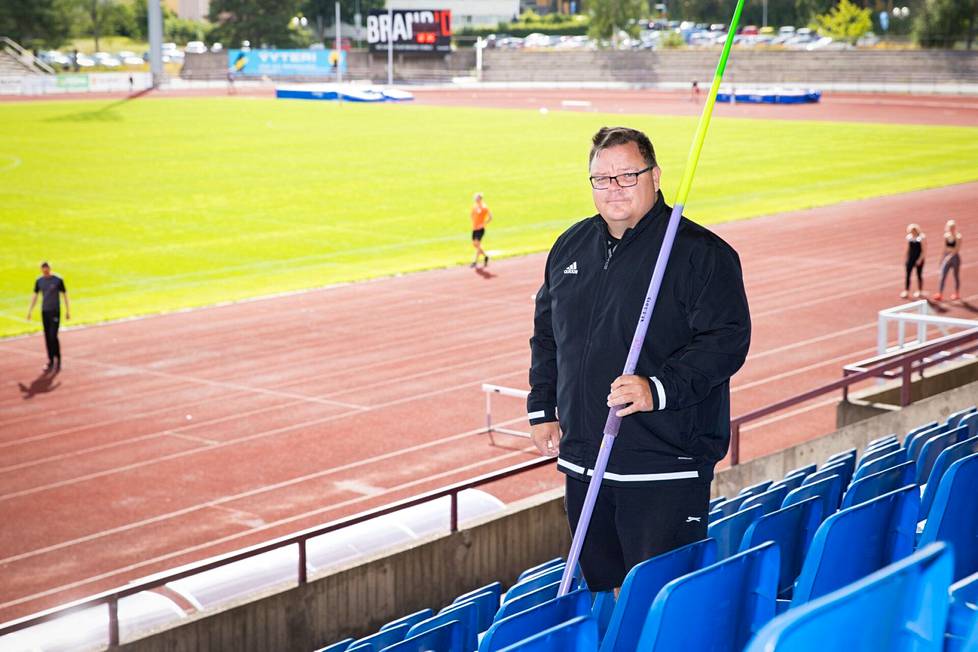 Kiekonheittoa, kuulantyöntöä ja keihäänheittoa valmentava Samu Myllymaa kertoo, että Satakunnassa on tällä hetkellä noin tuhat yleisurheilijaa, joilla on kilpailulisenssi.
