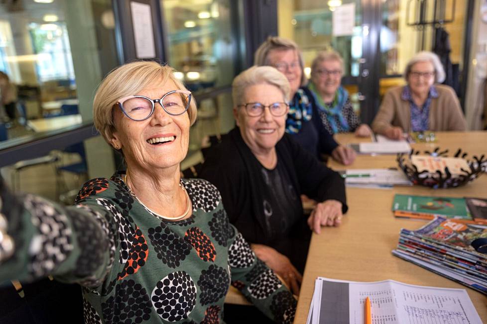 Svenska klubben kokoontuu maanantaiaamuisin. Raija Lehto ottaa iloisesta joukosta selfien.
