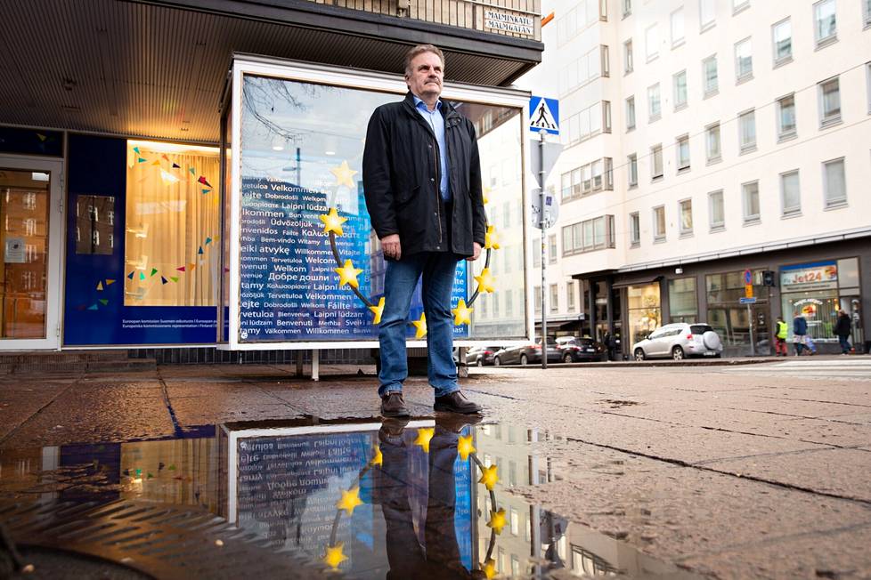 EU-komission Suomen edustuston päällikkö Antti Peltomäki kertoo, että EU pystyi auttamaan esimerkiksi kansalaisten kotiuttamisessa koronapandemian alussa.