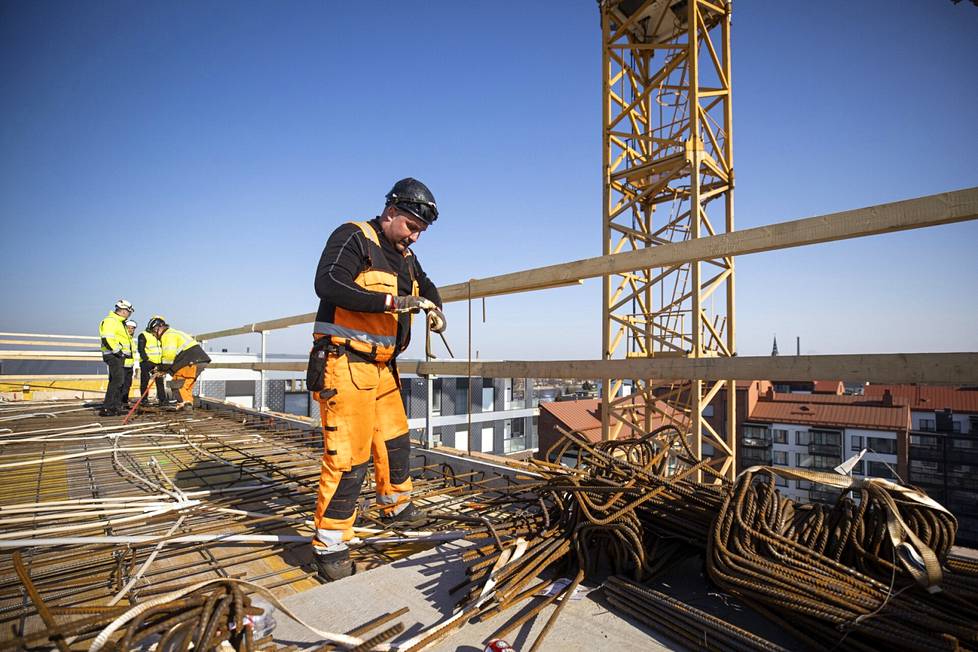 Jakob Kobatcki viimeisteli betoniraudoitusta asunto-osakeyhtiö Meijerinhovin katolla. Raudoituksessa käytettävää harjaterästä on tuotu aiemmin paljon venäjältä, mutta nyt sitä ei tahdo saada rahallakaan.
