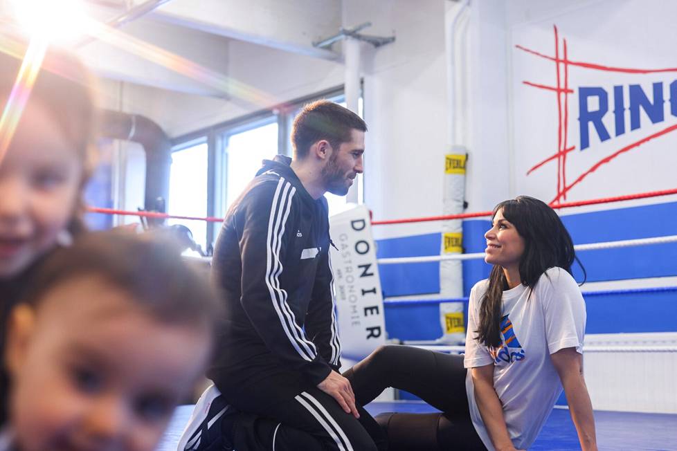 Jose Sánchez Romero ja Sonia Grönroos tukevat toisiaan kohti urheilullisia tavoitteita. Kahden nyrkkeilijän perheessä vanhemmat järjestävät toisilleen aikaa treenata ja välillä salilla ollaan koko perheen kesken.