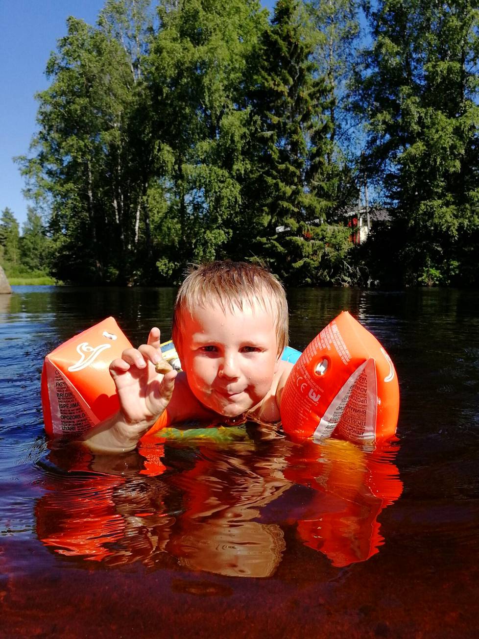 Neljävuotias Tuukka Impola harjoitteli kesällä kovasti uimista. Äidin ottamassa kuvassa Tuukka polskii Siikaisten Leppijärvellä. 
