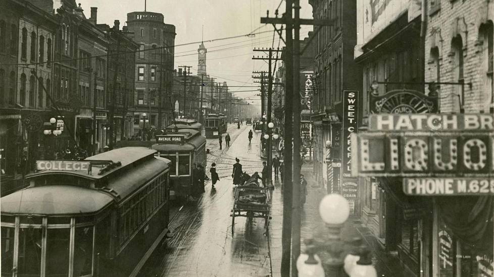 Maalta kaupunkiin. Tällaiselta näytti katuvilinä vuonna 1914 Yonge Streetillä Torontossa, Ontarion osavaltiossa Kanadassa. Kuva: Toronto Public Library