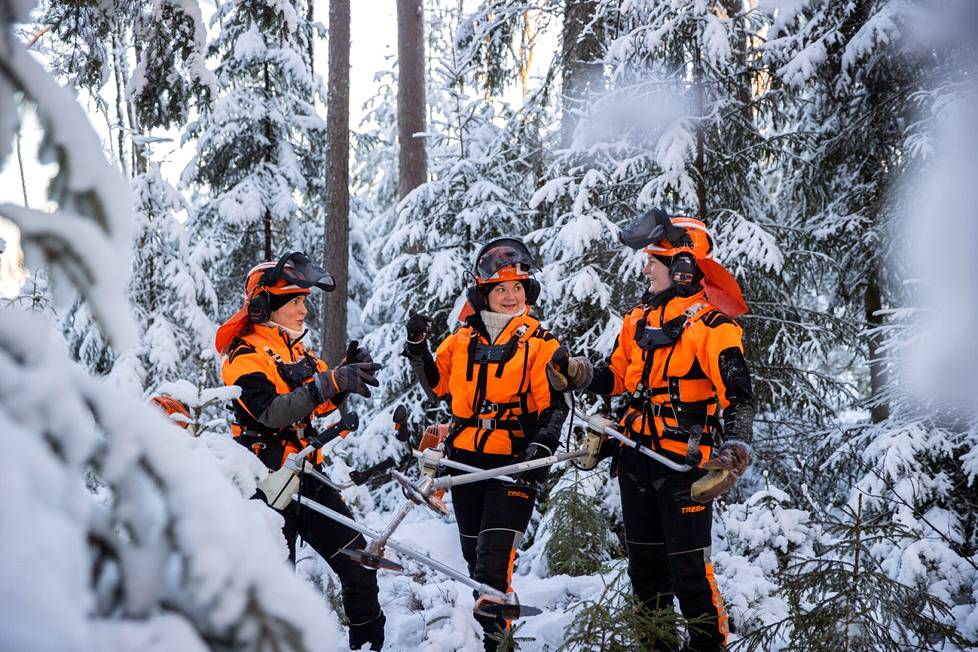 Ella Hautaviita, Anna Hautaviita ja Emilia Määttä ovat työssään oppineet pukeutumaan sään vaatimalla tavalla. He osaavat jo automaattisesti valita metsään sopivat varusteet niin helteellä kuin viidentoista asteen pakkasellakin.