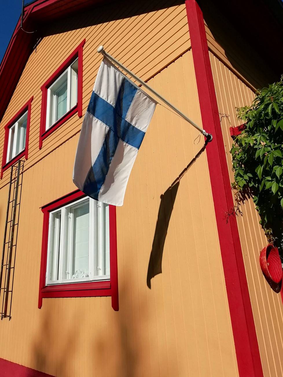 Suomen lipun kuvalla hyvää juhannusta toivottaa Kati Salomäki. 