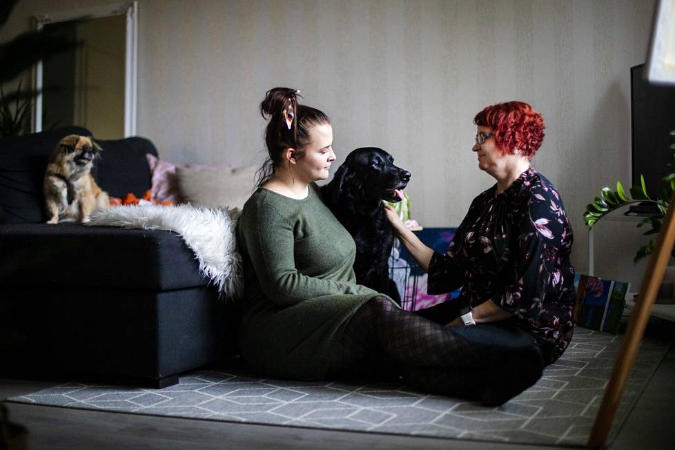 Sari Jaakkola (kuvassa oikealla) kantoi kymmenen vuotta piinaavaa pelkoa oman tyttärensä puolesta. Sannan siskolla Milena Jaakkolalla on nykyisin hyvät välit kiusaamisesta kärsineeseen siskoonsa ja he pitävät tiiviisti yhteyttä. 