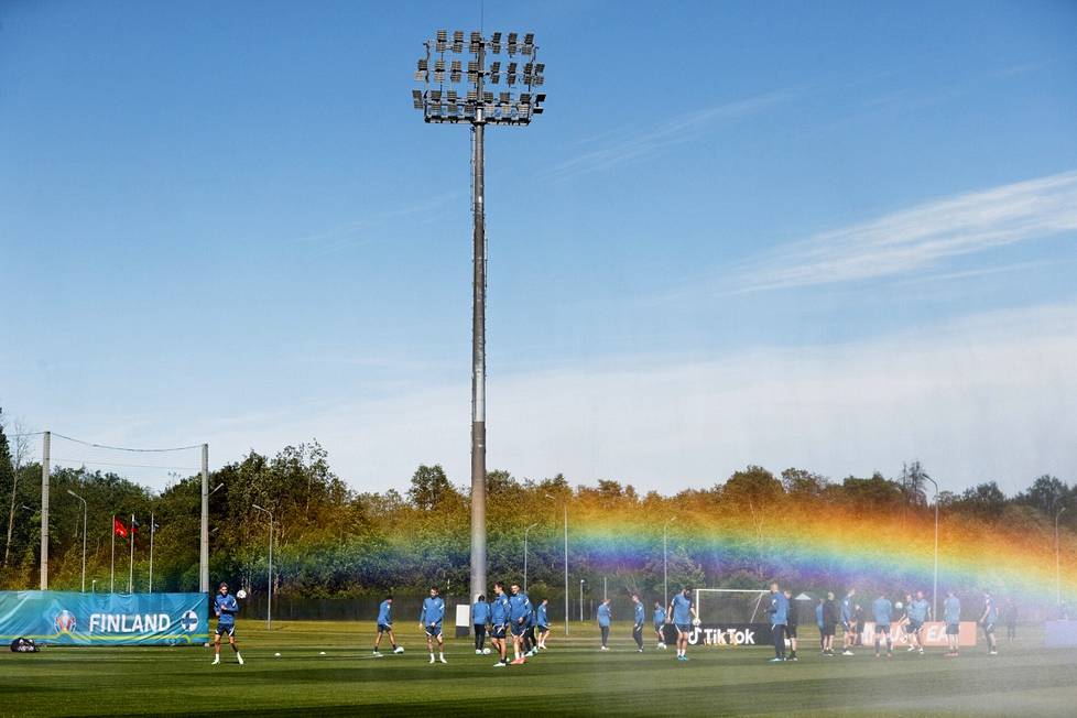 Huuhkajien harjoituskenttä Terijoen Spartak-stadion sijaitsee noin kymmenen kilometrin päässä joukkueen hotellilta. Kuvassa Huuhkajat ovat aloittamassa päivän harjoitusta. 