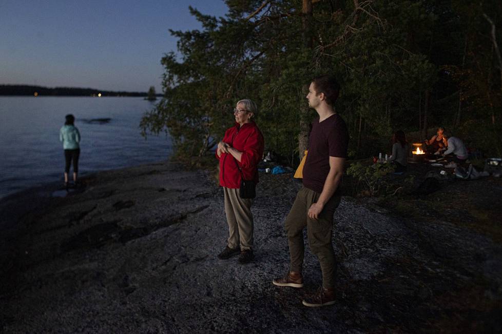 Liisa Tyllilä (vas.) ja Richard Wolfmayr katselevat Näsijärvelle Tapatoran saaressa. 