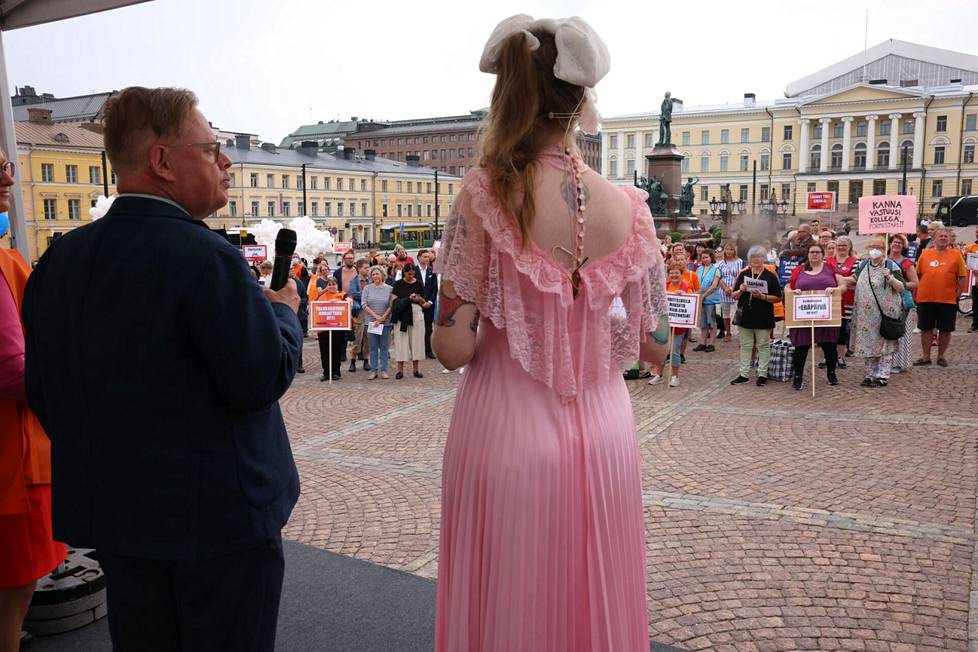 Helsingin kaupungin palkkasotkut johtivat mielenosoitukseen Senaatintorilla elokuussa. Toimittaja Ina Mikkola haastatteli pormestari Juhana Vartiaista yleisön edessä. 