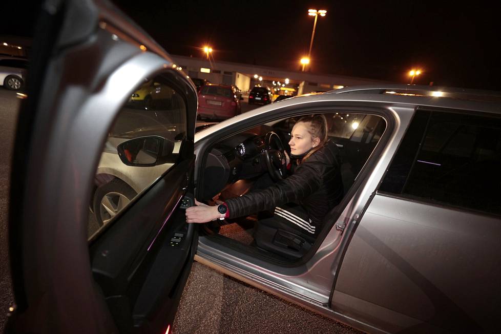 Tiia Peltonen sai ajokortin pian 17 vuotta täytettyään. ”Tuli aikuinen olo”, Peltonen kertoo fiiliksestä kun pääsi ensimmäistä kertaa ajamaan itsenäisesti liikenteessä.