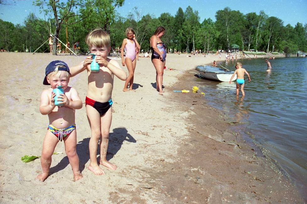 Juuso ja Joni Tynkky nauttivat Kirjurinluodossa 9. kesäkuuta 1997 kesän ensimmäisen hellejakson lämmittämästä jokivedestä ja auringosta.