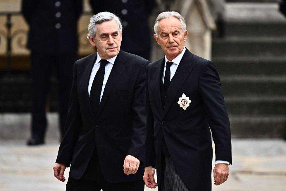 Britannian entiset pääministerit Gordon Brown (vas.) and Tony Blair saapumassa Westminster Abbeyyn.