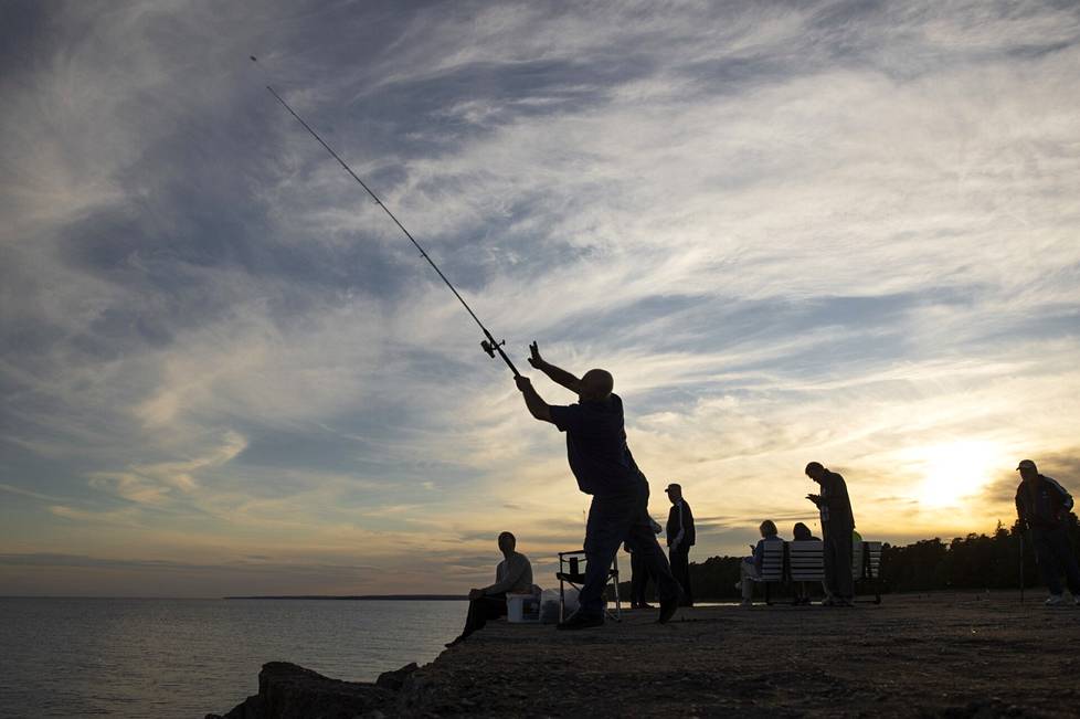 Kalastajia Terijoen rannalla auringonlaskun aikaan.