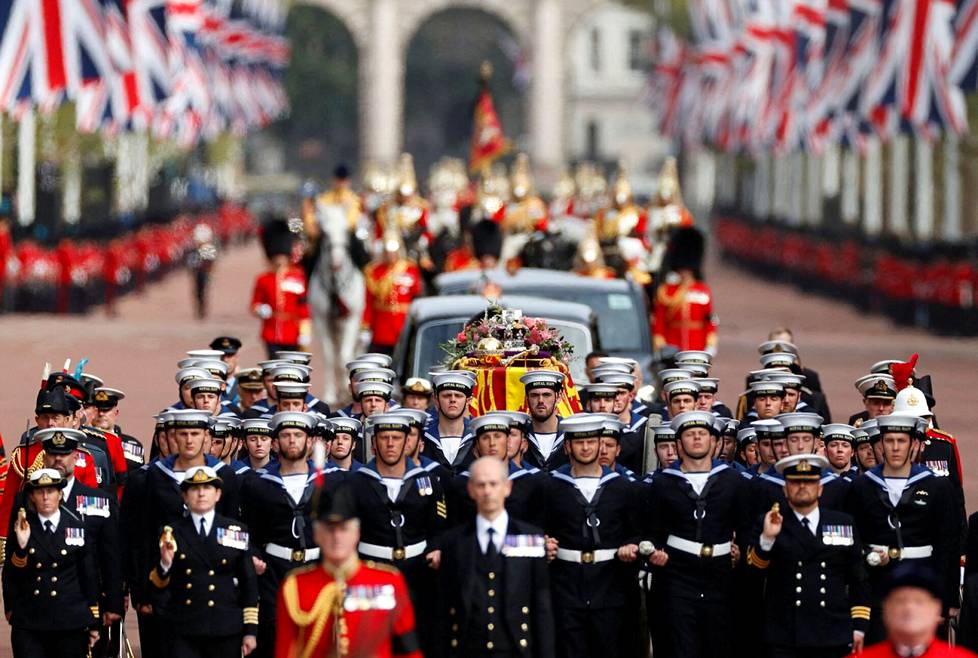 Kuningattaren arkku ja hautajaissaattue kulki pitkin Lontoon The Mall -katua.