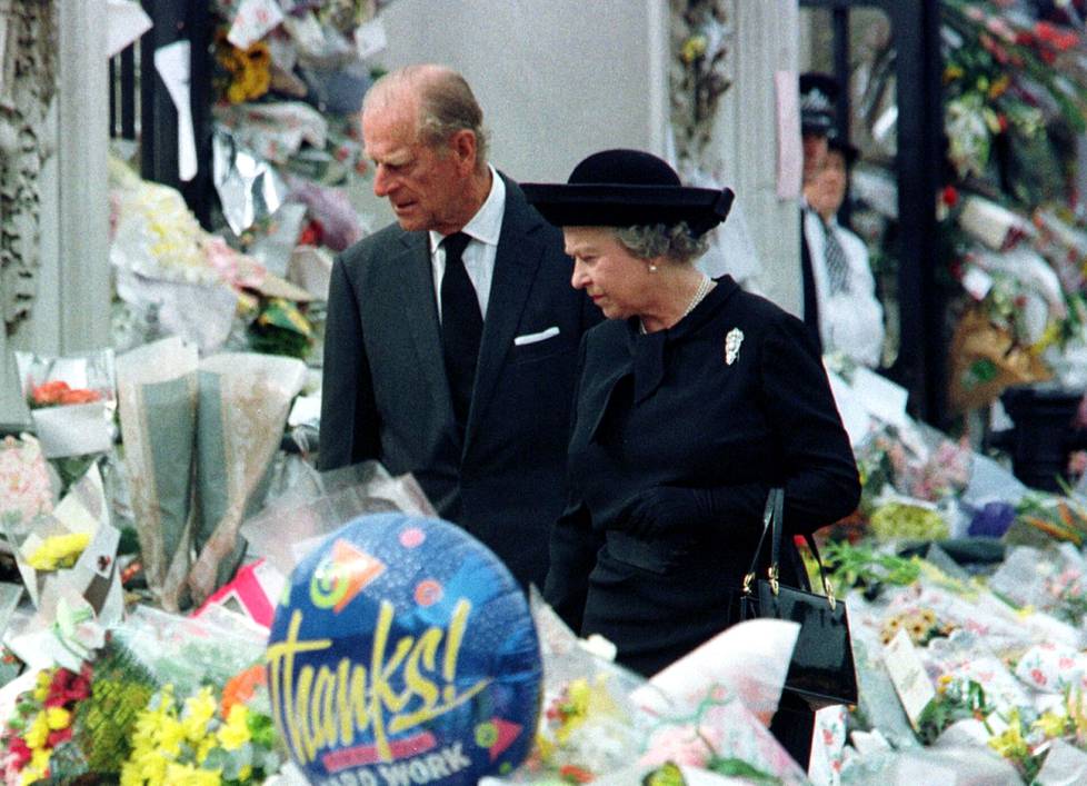Kuningatar Elisabet ja hänen puolisonsa prinssi Philip tutkivat prinsessa Dianan muistoksi tuotuja kukkia Buckinghamin palatsin edessä syyskuussa 1997.